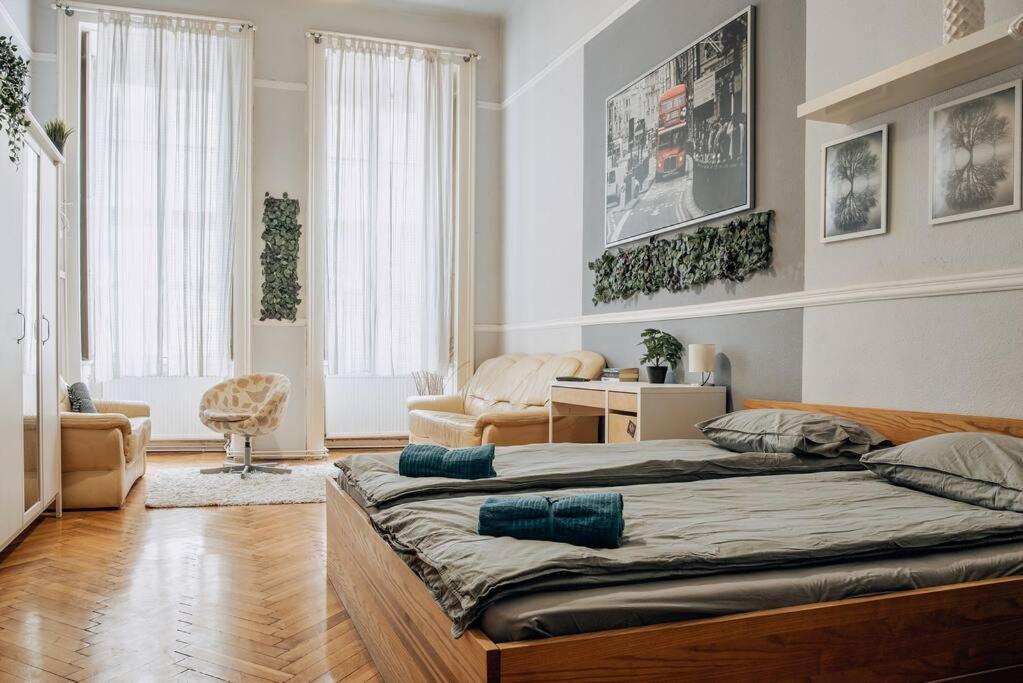 Big Apartment In The City Centre Budapeste Exterior foto